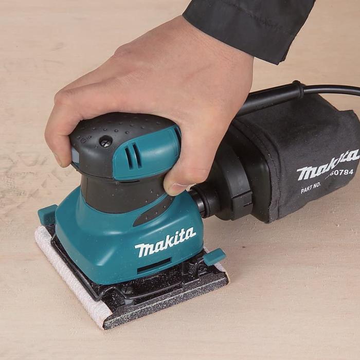 Makita BO4556 Palm Finishing Sander,Size 112mmx102mm,200W,14000opm,1.1kg